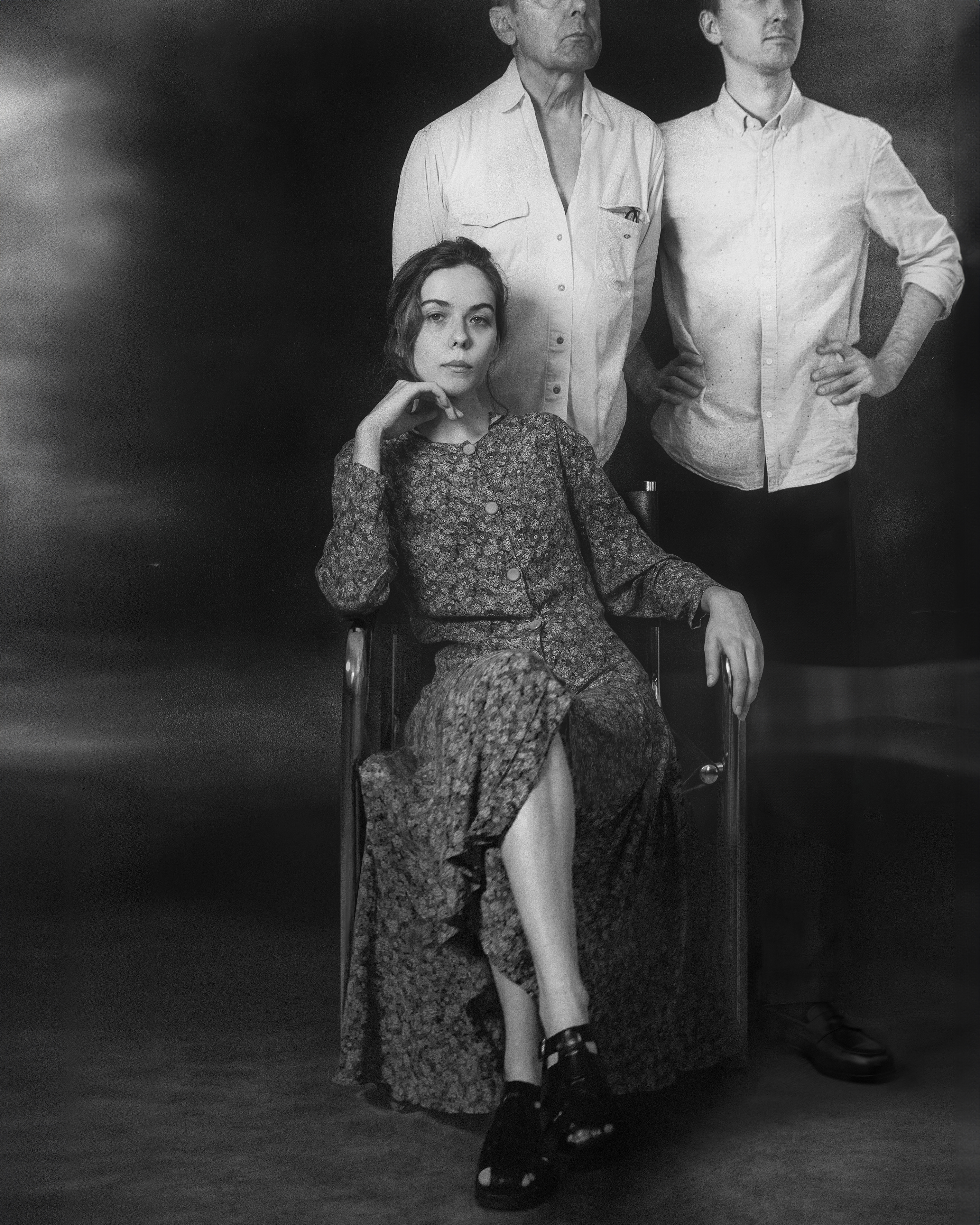 fotografia przedstawia dyplomantkę i dwóch promotorów